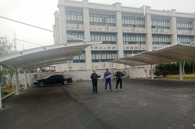 廣東茂名膜結(jié)構(gòu)車棚案例與客戶合影